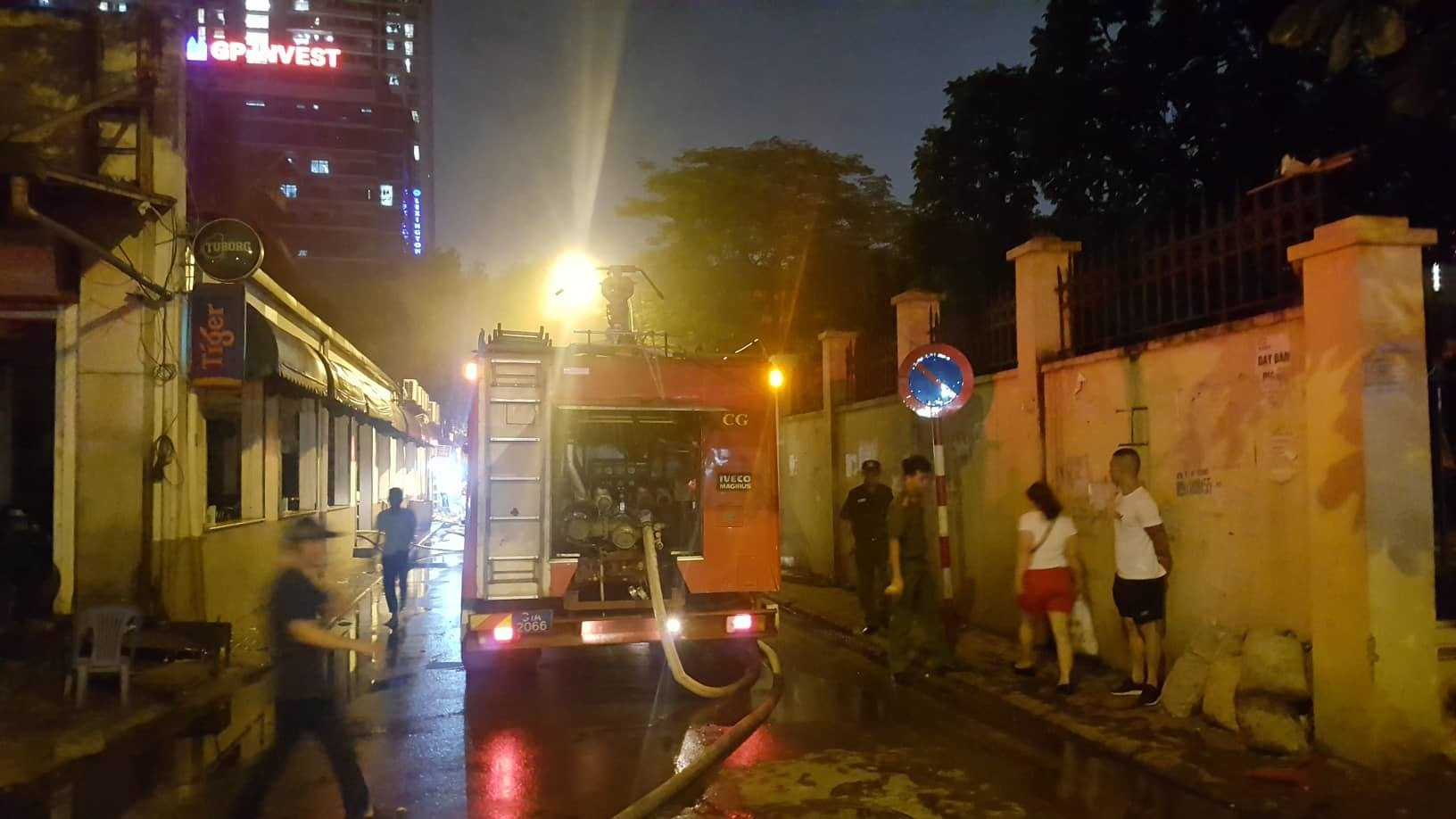 Hà Nội: Cháy quán bia hơi Hải Xồm, khách bỏ chạy tán loạn