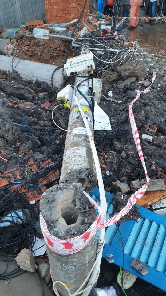 Lắp cống thoát nước, 1 công nhân bị trụ điện không sắt gãy đè chết - Ảnh 2.