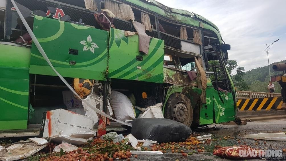 Xe khách lao xuống sông ở Thanh Hóa, ít nhất 2 người chết