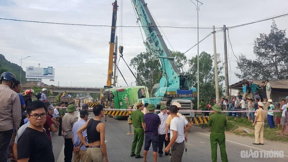 Xe khách lao xuống sông ở Thanh Hóa, ít nhất 2 người chết