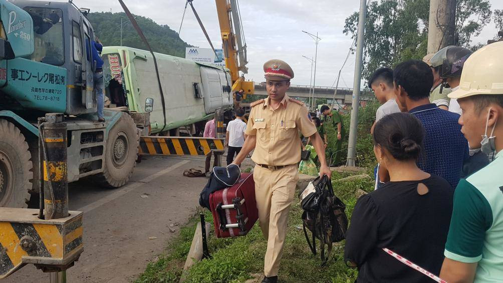 Xe khách lao xuống sông ở Thanh Hóa, ít nhất 2 người chết