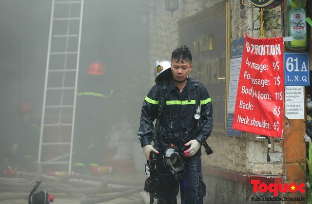 Hà Nội: Cháy khách sạn trên phố cổ, gần 30 người được đưa ra khỏi đám cháy - Ảnh 12.