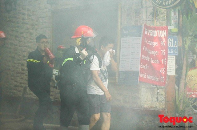 Hà Nội: Cháy khách sạn trên phố cổ, gần 30 người được đưa ra khỏi đám cháy - Ảnh 3.