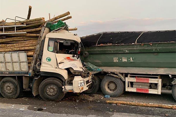 dam-vao-duoi-xe-tai-hai-nguoi-chet-trong-ca-bin-o-ha-noi-1