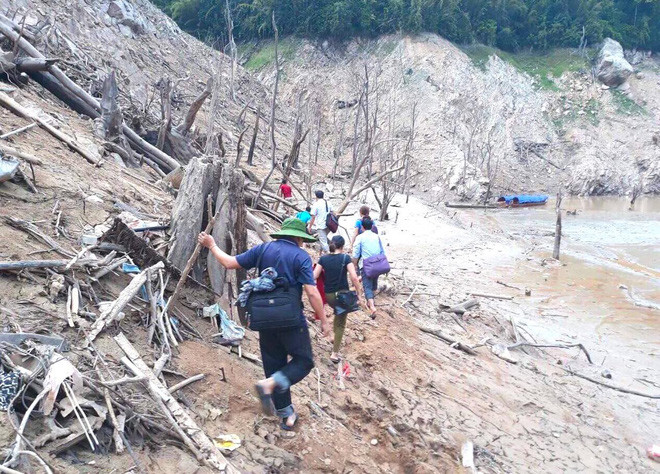 Lòng hồ lớn nhất Bắc Trung Bộ cạn trơ đáy, dân phải lội bùn cả cây số để đi - Ảnh 15.