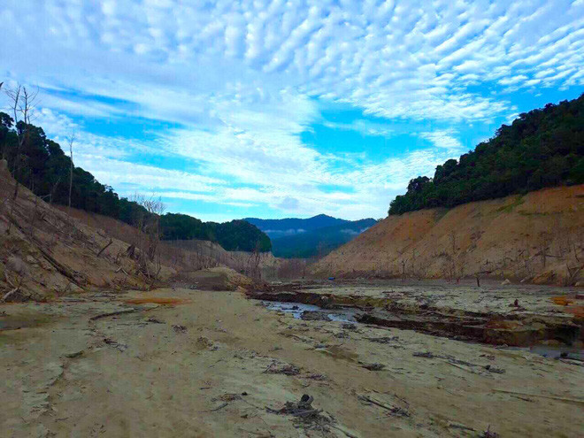 Lòng hồ lớn nhất Bắc Trung Bộ cạn trơ đáy, dân phải lội bùn cả cây số để đi - Ảnh 1.