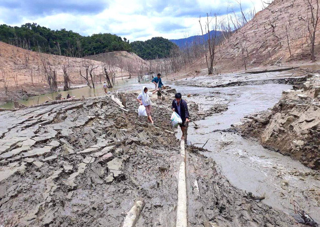 Lòng hồ lớn nhất Bắc Trung Bộ cạn trơ đáy, dân phải lội bùn cả cây số để đi - Ảnh 13.