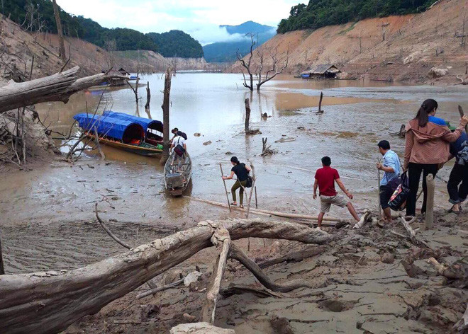 Lòng hồ lớn nhất Bắc Trung Bộ cạn trơ đáy, dân phải lội bùn cả cây số để đi - Ảnh 11.