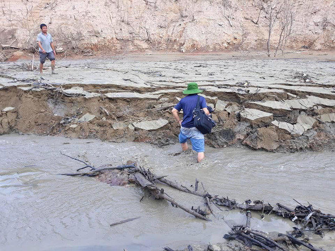 Lòng hồ lớn nhất Bắc Trung Bộ cạn trơ đáy, dân phải lội bùn cả cây số để đi - Ảnh 10.