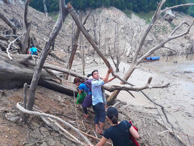 Lòng hồ lớn nhất Bắc Trung Bộ cạn trơ đáy, dân phải lội bùn cả cây số để đi - Ảnh 16.