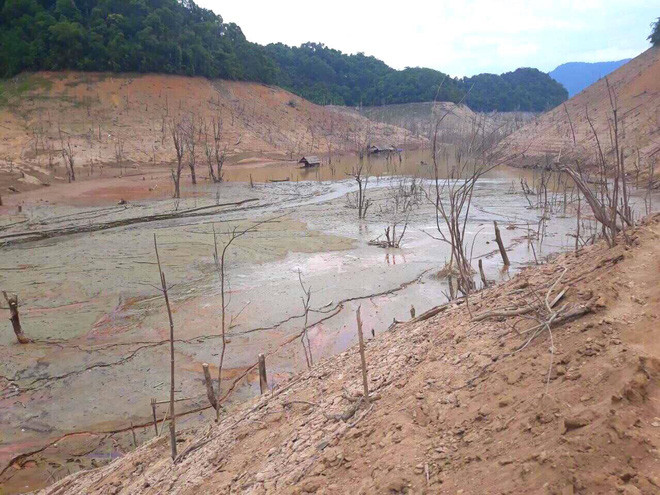 Lòng hồ lớn nhất Bắc Trung Bộ cạn trơ đáy, dân phải lội bùn cả cây số để đi - Ảnh 4.