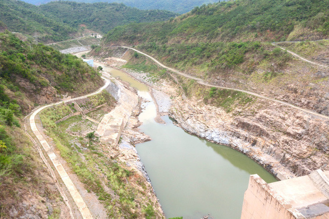 Lòng hồ lớn nhất Bắc Trung Bộ cạn trơ đáy, dân phải lội bùn cả cây số để đi - Ảnh 2.