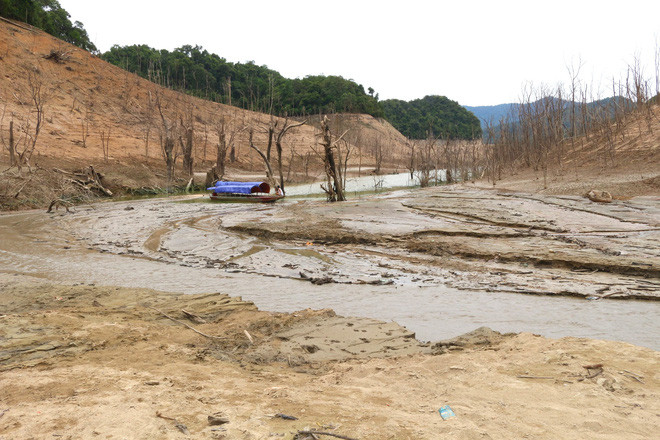 Lòng hồ lớn nhất Bắc Trung Bộ cạn trơ đáy, dân phải lội bùn cả cây số để đi - Ảnh 7.