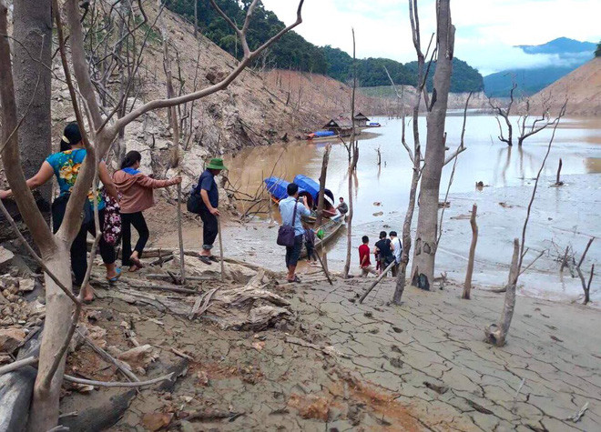 Lòng hồ lớn nhất Bắc Trung Bộ cạn trơ đáy, dân phải lội bùn cả cây số để đi - Ảnh 3.