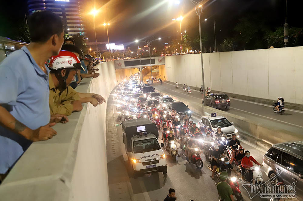 2 xe máy đâm nhau trong hầm Kim Liên, người đàn ông bị thương nặng