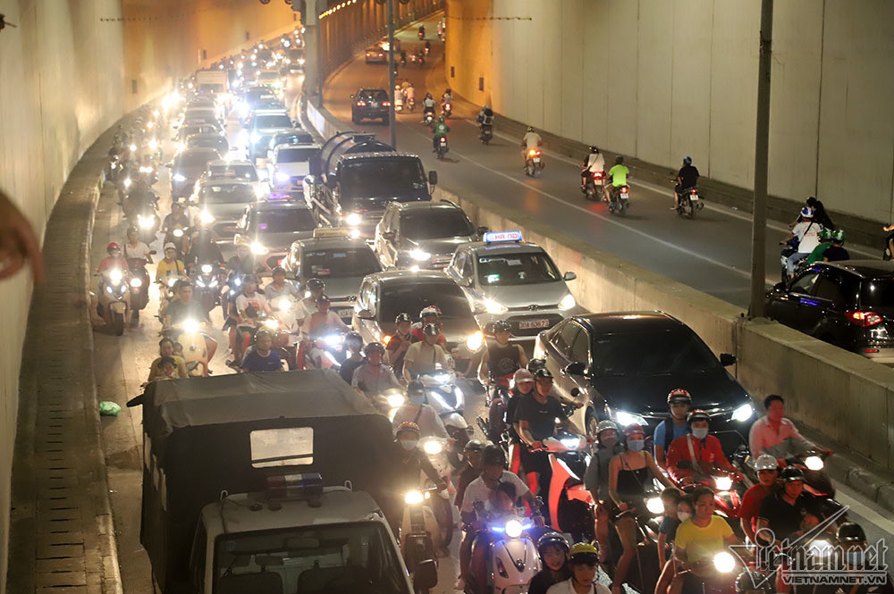 2 xe máy đâm nhau trong hầm Kim Liên, người đàn ông bị thương nặng