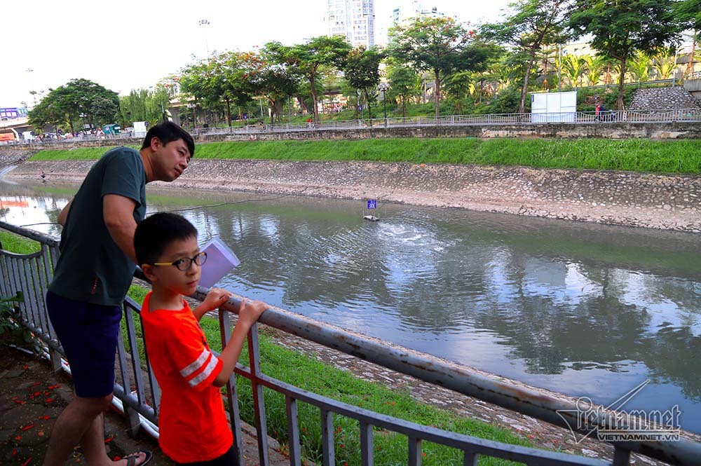 Triệu khối nước cuồn cuộn đổ vào, sông Tô Lịch biến sắc