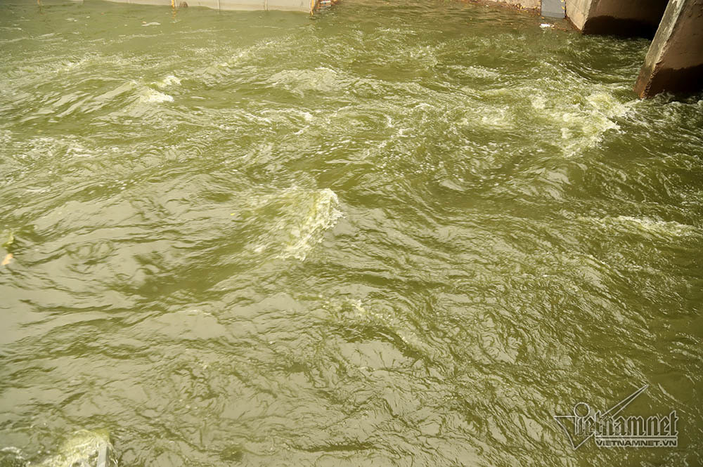 Triệu khối nước cuồn cuộn đổ vào, sông Tô Lịch biến sắc