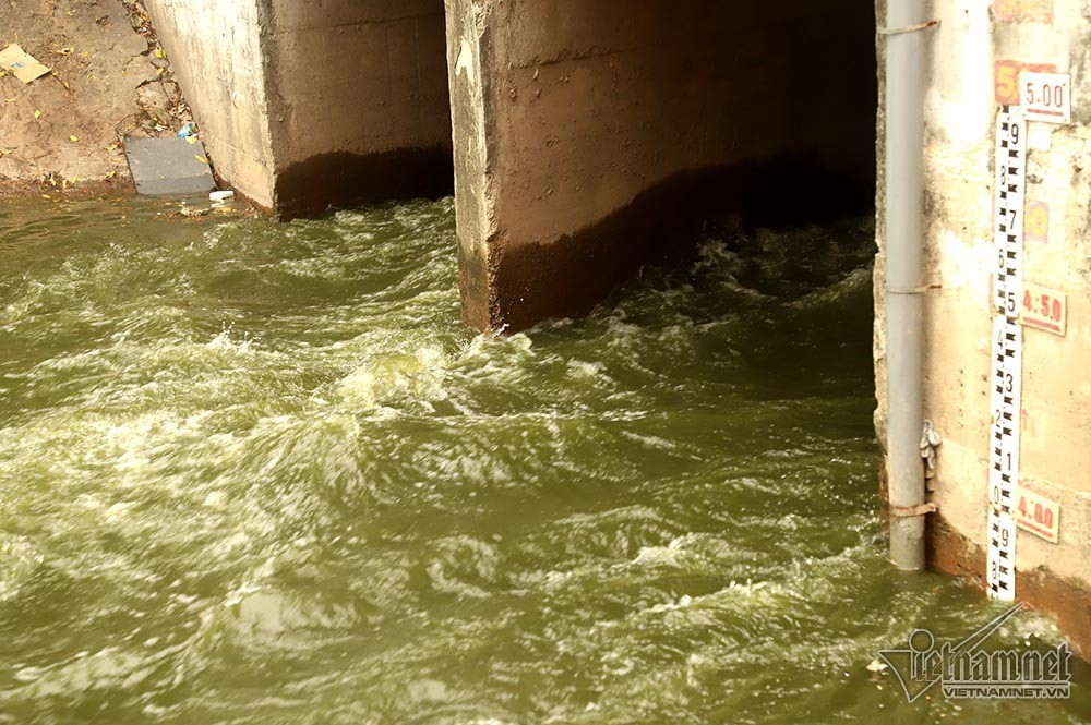 Triệu khối nước cuồn cuộn đổ vào, sông Tô Lịch biến sắc