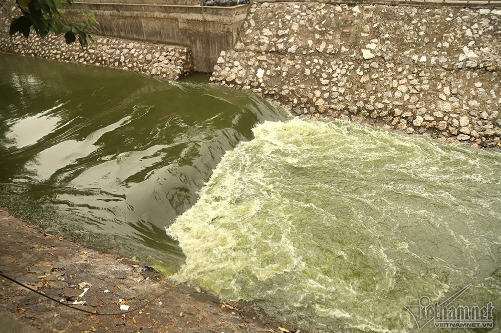 Triệu khối nước cuồn cuộn đổ vào, sông Tô Lịch biến sắc