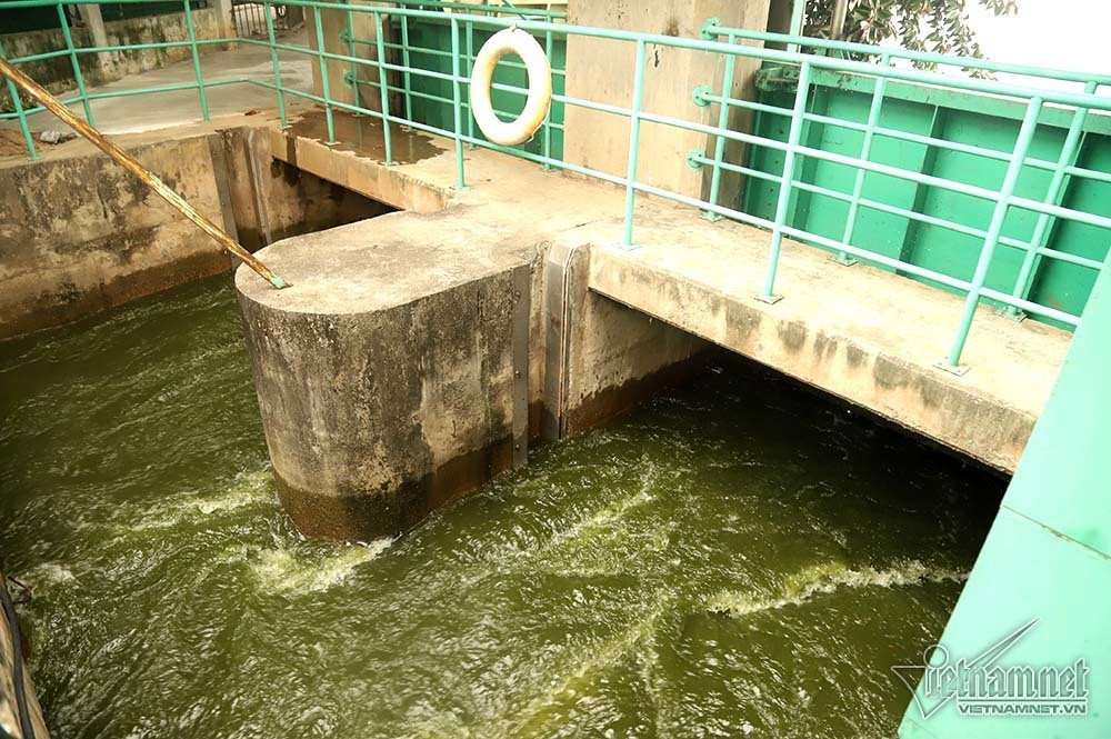 Triệu khối nước cuồn cuộn đổ vào, sông Tô Lịch biến sắc