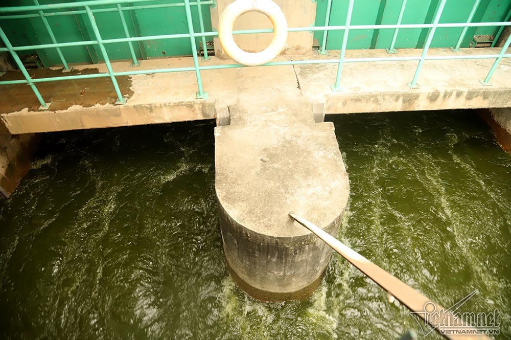 Triệu khối nước cuồn cuộn đổ vào, sông Tô Lịch biến sắc