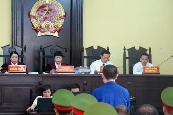 Dàn cán bộ dính vụ tái định cư thuỷ điện Sơn La dắt nhau hầu tòa