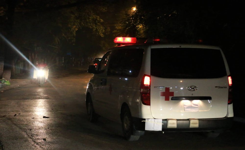 Hoc sinh lop 1 chet thuong tam tren o to: Di hoc mac ao do nhung be xuong xe di cap cuu lai mac ao trang? hinh anh 3