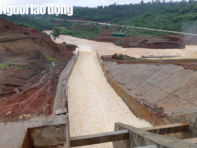 Cận cảnh giải cứu bom nước thủy điện Đắk Kar - Ảnh 2.