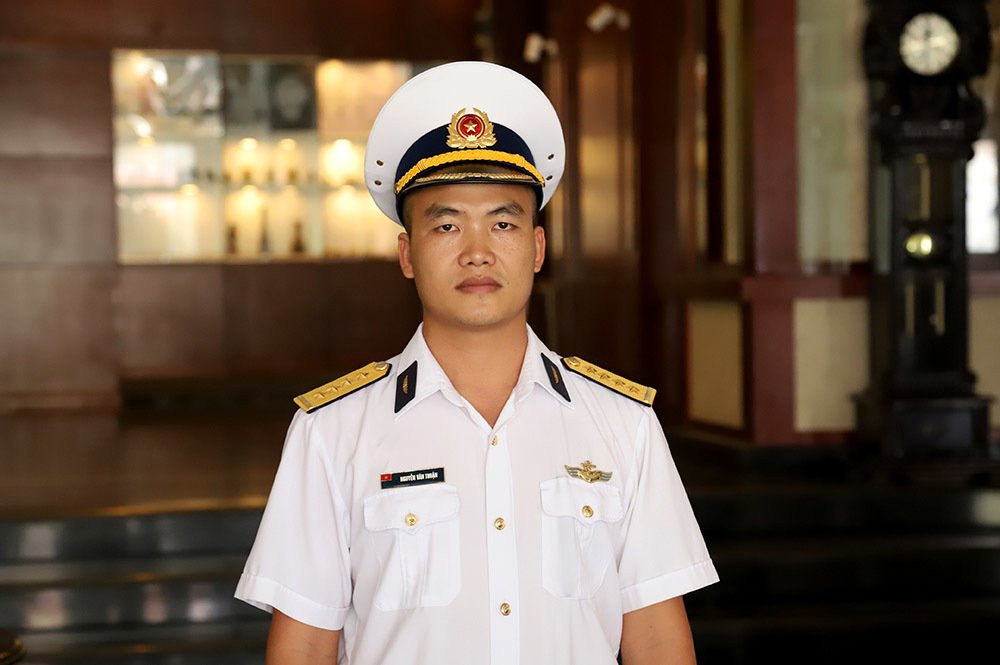 Chàng phi công đầu tiên lái thủy phi cơ qua 5 quốc gia về Việt Nam