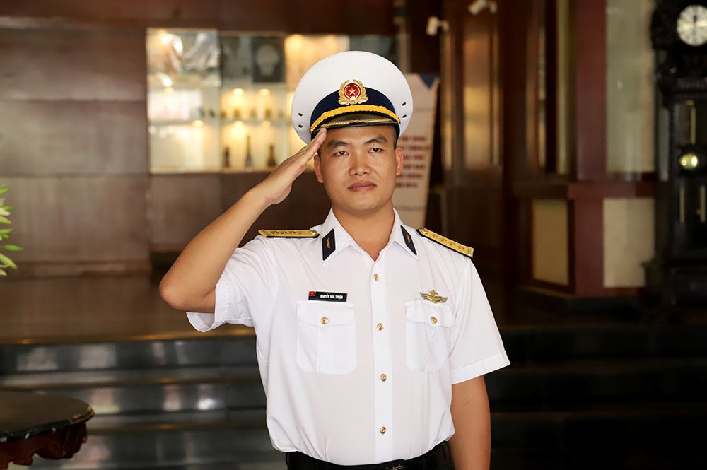 Chàng phi công đầu tiên lái thủy phi cơ qua 5 quốc gia về Việt Nam