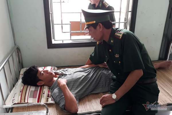 25 giờ nhai bèo cầm cự giữa biển khơi của 4 ngư dân Nghệ An