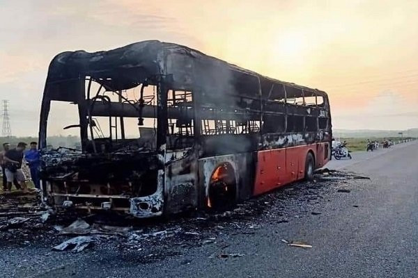 xe-khach-44-cho-bat-ngo-chay-ngun-ngut-tren-duong-tranh