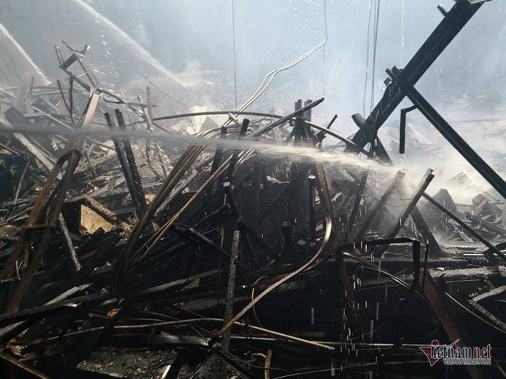 chay-hoi-truong-cung-van-hoa-huu-nghi-viet-xo-khoi-den-cuon-cuon-7 13