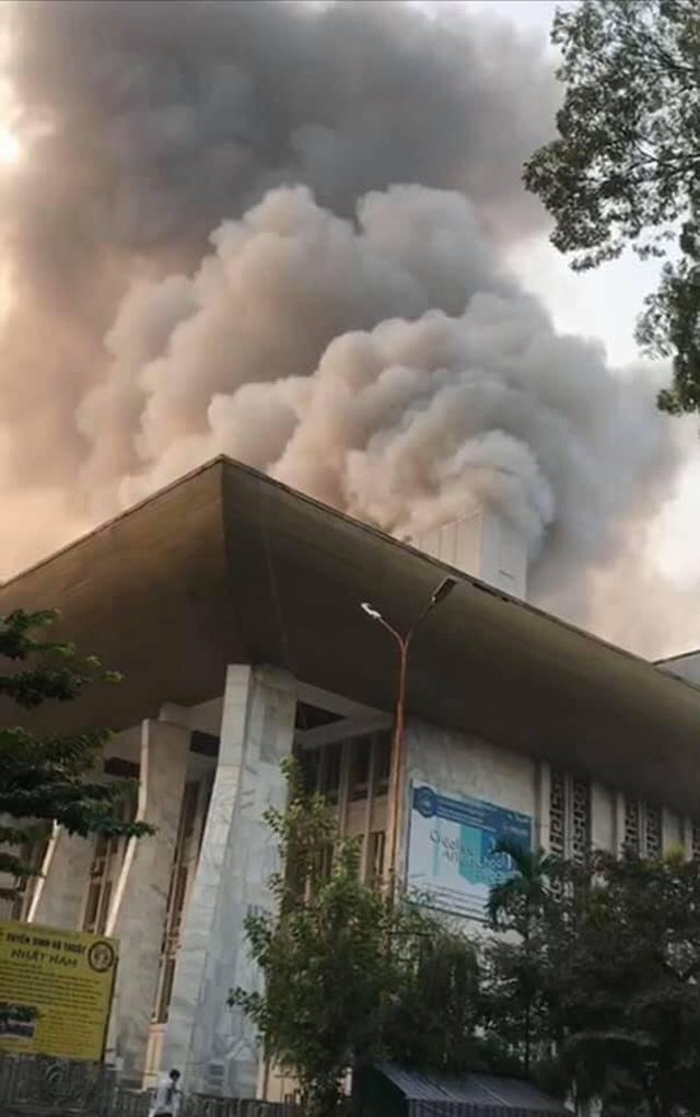 Can canh vu chay hoi truong Cung van hoa huu nghi Viet - Xo hinh anh 3