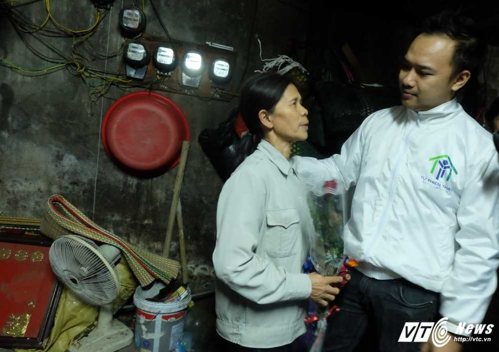 Phu nu thu gom phe lieu x