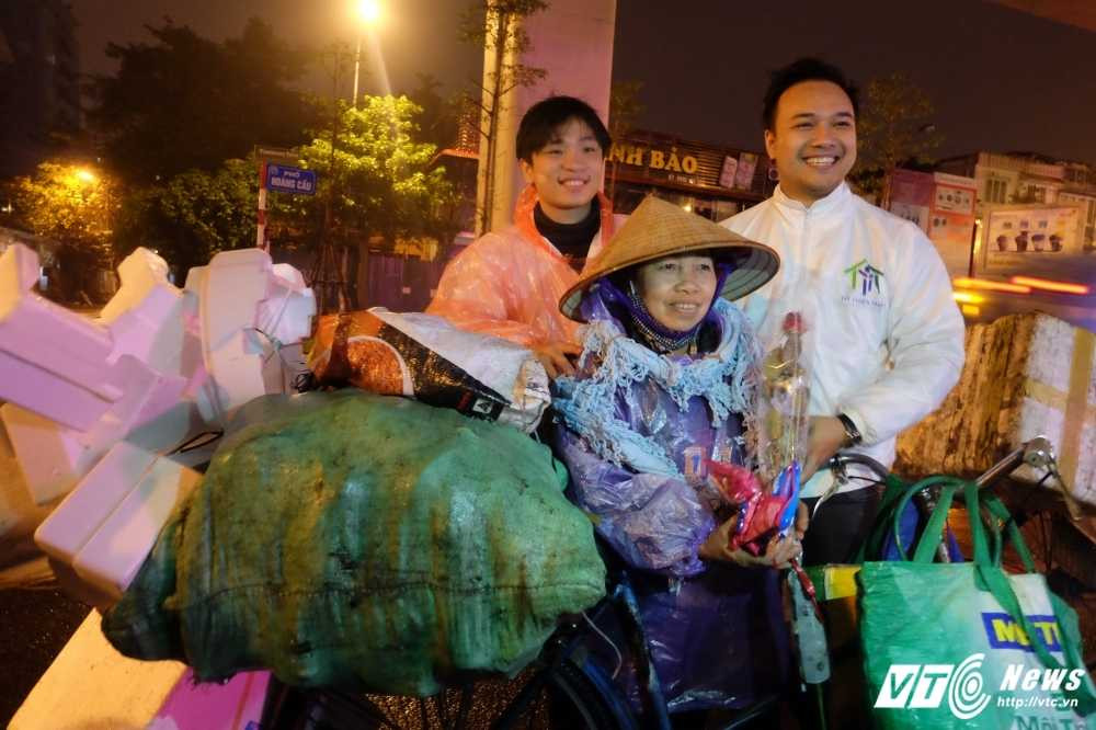 Phu nu thu gom phe lieu x