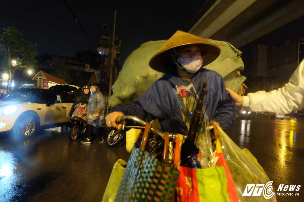 Phu nu thu gom phe lieu x