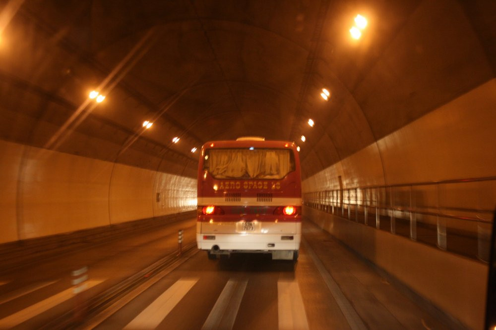 Ben_trong_ham_Hai_Van