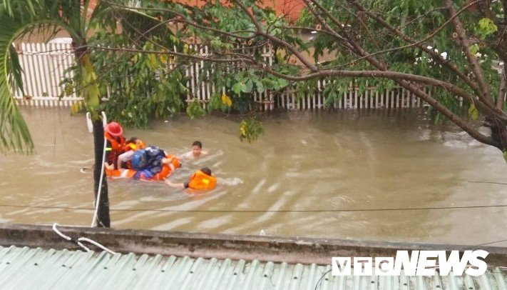 da-Nang-Cuu-4-co-gai--mac-ket-trong-ngoi-nha-bi-chim-sau-trong-nuoc-cuu41-1544332614-width711height549