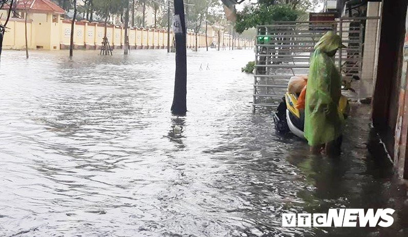 nhieu-nha-dan-o-trung-tam-da-nang-ngap-nang-4 6