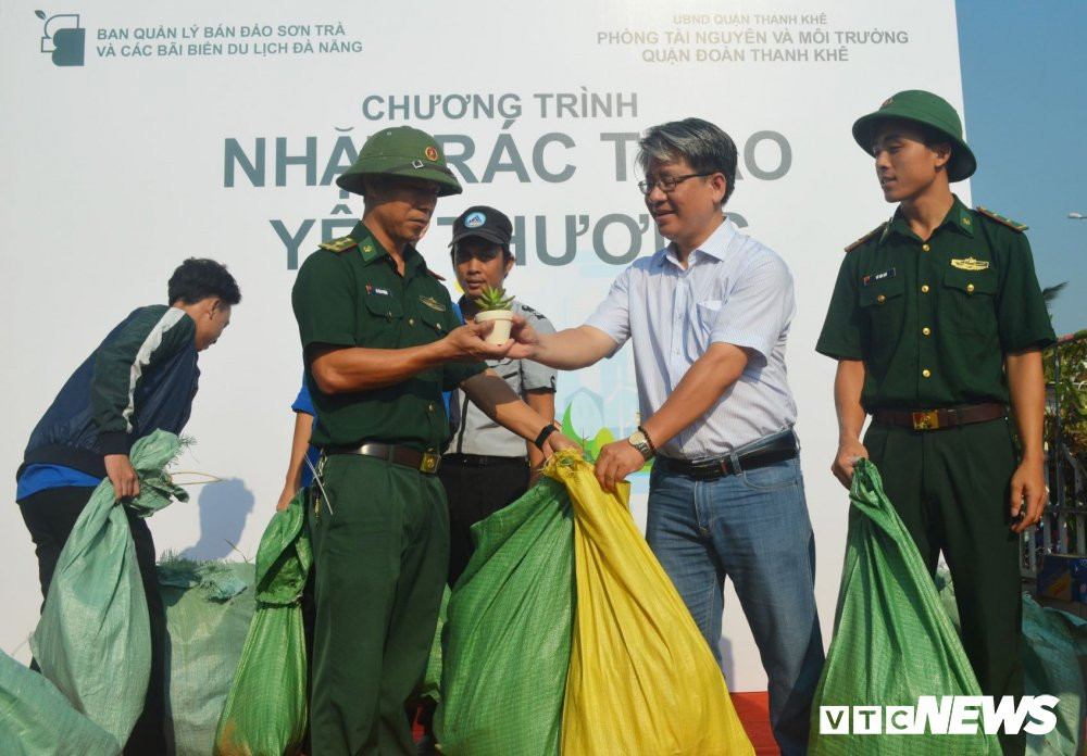 Anh-doi-rac-lay-cay-canh