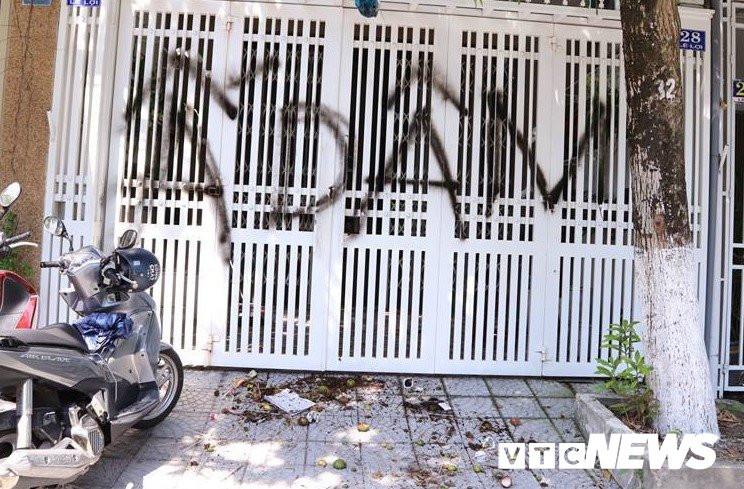 Anh-nha-ong-linh-bi-xit-son