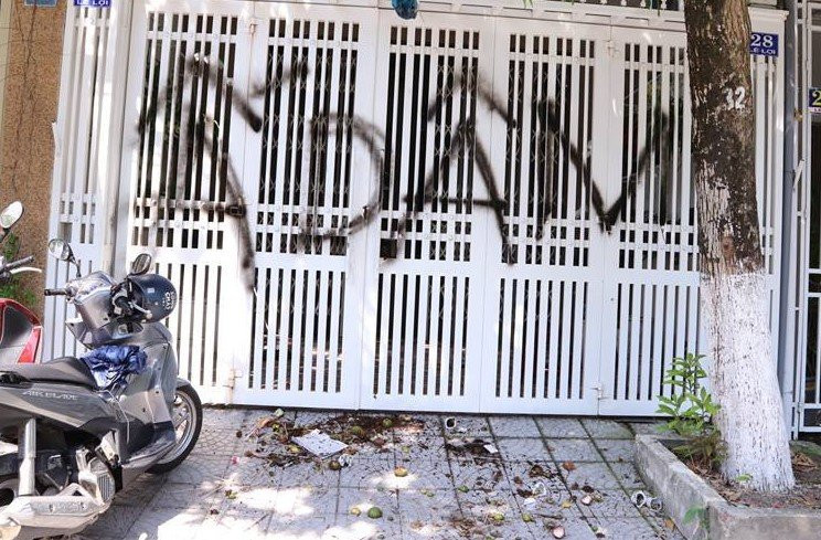 Anh-nha-ong-linh-bi-xit-son