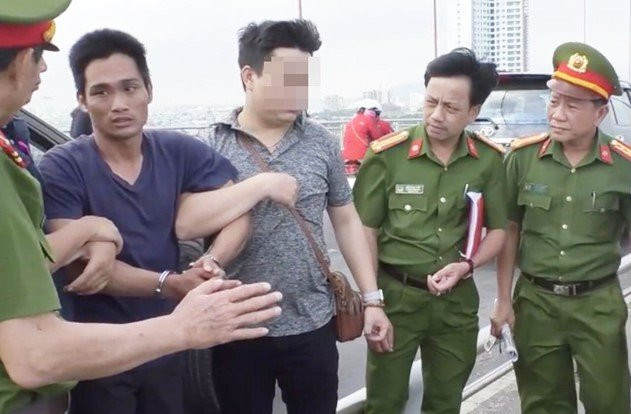 Anh-cha-nem-xac-con 1