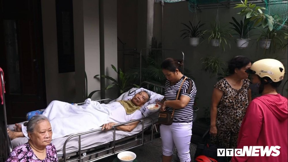 Anh-cuu-cu-ông-trong nha-chay