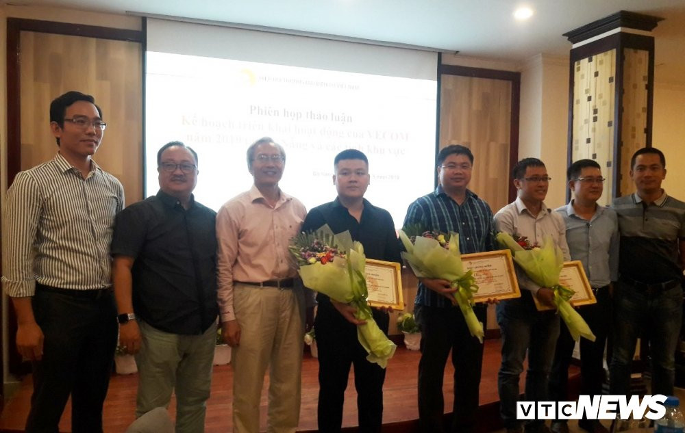 Anh-trao-chung-nhan-vecom