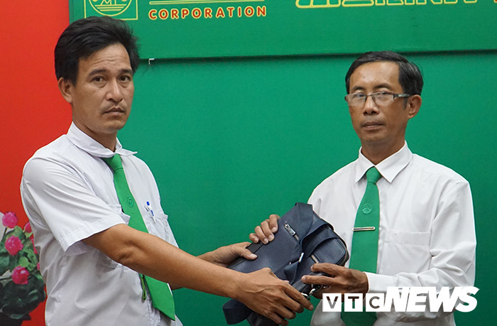 Anh-tra-tien-cho-khach 3