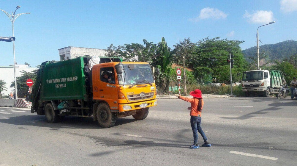 Anh-nguoi-dan-chan-xe-rac