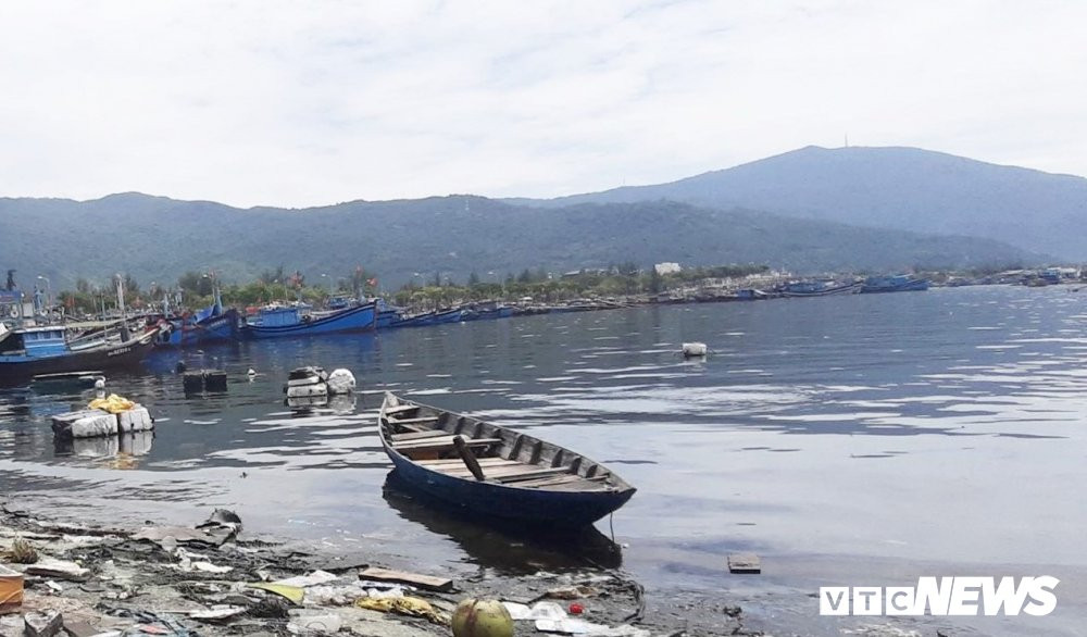 Anh-au-thuyen-tho-quang